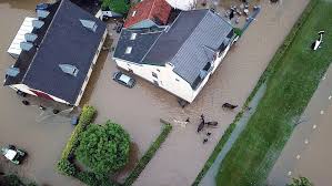 In limburg staan huizen en straten onder water door de combinatie van hoge waterstanden en veel neerslag in korte tijd. Npi10 G5ytibqm