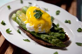In questo modo la cottura è dolce, ma si limita l'impoverimento del sapore, tipico invece della bollitura. Asparagi E Uova Alla Benedict Un Americana In Cucina