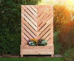 Eine unterstützung hierbei, gibt uns der richtige sichtschutzzaun. Sichtschutz Mit Blumenkasten Selber Bauen I Globus Baumarkt