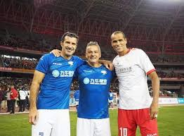 لعب روبي باجيو مباراته الأخيرة في الدوري الإيطالي بقميص بريشيا أمام ميلان على ملعب جيوسيبي مياتسا، وكانت خير وداع للنجم الإيطالي عندما وقف كل من في الملعب ليحيي. Roberto Baggio Facebook