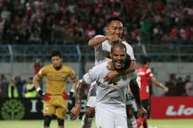Akhirnya persebaya keluar sebagai pemenang dengan pertandingan yang sangat sengit dengan madura united, dan sekaligus. Madura United Vs Persebaya Surabaya Diwarnai Kartu Merah Bajul Ijo Menang Halaman All Kompas Com