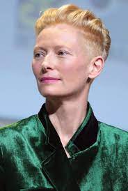 Beim spielen stoßen sie zufällig auf einen geheimnisvollen wandschrank. Tilda Swinton Wikipedia