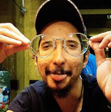 Cansei de postar foto de galã feio. Agora eh só feio msm. Com os óculos da  @fockalex eu pareço uma tartaruga ninja. Edit: to igual a Maz Kanata tb. .  . . . . . . . . #