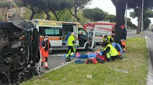 Il 19enne daniel guerini, calciatore della primavera della lazio, è morto e altri due coetanei sono rimasti gravemente feriti. Roma Incidente Stradale Sulla Cristoforo Colombo Si Ribalta Ambulanza 4 Feriti Stava Portando Un Bambino All Ospedale La Repubblica