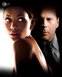 Die Journalistin Rowena Price trifft zufällig ihre alte Freundin Grace. Die  erzählt ihr von einem Abenteuer mit dem Werbeguru Harrison Hill. Wenige  Tage später wird Grace tot aufgefunden, und Rowena jagt den