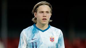 Born 12 october 1999) is a norwegian professional footballer who plays as a winger for italian serie a club milan and the norway national. Gesprache Eroffnet Milan Will Norwegen Juwel Jens Petter Hauge Verpflichten