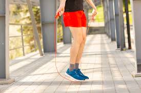 La corde à sauter est le sport parfait pour brûler les calories et maigrir. 7 Exercices De Corde A Sauter Fiteo