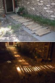 Make A Spooky Walk Way For Your Front Yard For Halloween Party You Can Create Weird Lighting Effect Pallet Halloween Diy Halloween Decorations Halloween Yard