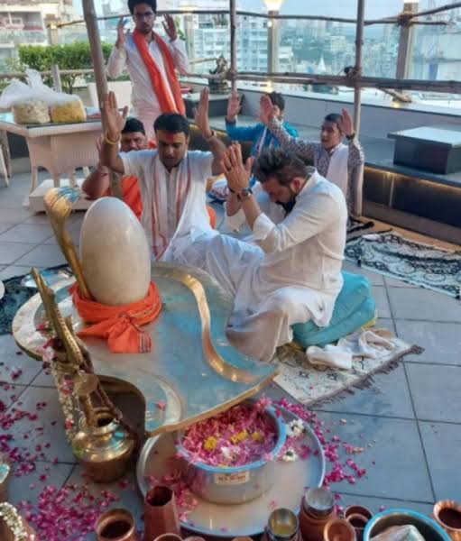 हर हर महादेव' संजय दत्त ने सावन में किया जलाभ‍िषेक, भक्ति में लीन 64वां  बर्थडे - Sanjay dutt worship shiv at home roof top in sawan shared photos  says har har mahadev