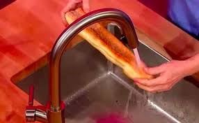 Comment Sauver De La Poubelle Le Plus Dur Des Pains Et Le Rendre A Nouveau Moelleux Et Croustillant Astuces De Grand Mere Trucs Et Astuces Cuisine Trucs De Cuisine Astuce