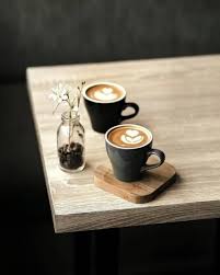 Kaffee Aus Einzigartigem Rebenholz Rostverfahren Mit Ausgewahlten Kaffeebohnen Aus Ausgesuchten Provenienzen De Coffee Shop Photography Coffee Lover Coffee Art