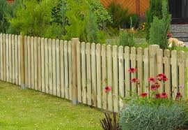 Holzzaun Mit Staketen Premium Gepflegter Garten Mit Schlafendem Hund Mit Bildern Gartenzaun Holz Garten Vorhof