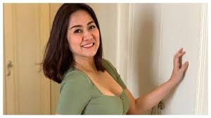 Bangsa yang satu bangsa indonesia, bahasa persatuan bahasa indonesia. sumpah pemuda ini menjadi komitmen seluruh organisasi dan seluruh golongan masyarakat. Ungahan Ernie Tante Pemersatu Bangsa Buat Netizen Ngak Kuat Panas Dingin Hadap Kiri Atau Kanan Bangka Pos