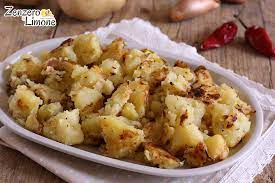 Lavate le patate, bollitele in acqua salata e privatele della buccia. Patate Lessate Saporite Ricetta Saporita Zenzero E Limone