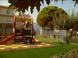 Πάγωσε η γειτονιά της οδού αναγνώστου στο κορωπί στο άκουσμα της φρικτής είδησης της δολοφονίας ενός παιδιού από τον ίδιο του τον πατέρα. Paidikes Xares 2019 Anakataskeyh Sthn Plateia Eley8erias Koropi