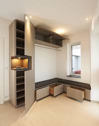 Dieses Flurmobel Mit Lederbezogener Sitzbank Uber Eck Bildet Die Garderobe Des Hauses Der Schrank Ist Bra Flur Mobel Garderoben Eingangsbereich Produktdesign