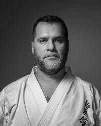 Marcelo Vargas comenzó su entrenamiento en Karate en 1986 🥋, incursionando  en el estilo Shotokan. Durante esa etapa, se destacó como campeón de Kumite  en el nivel de 4to kyu 🥇. Aunque