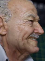 Great job bringing this bust of Stan Lee to life, Artur! It looks so much  like him!