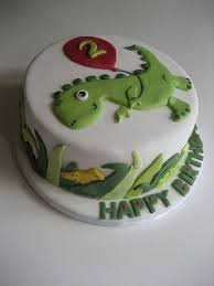 Luego se rellena de crema y mermelada de fresa y se cubre con fondant.un poco más de fondant para las patas, la cola, el cuello y la cabeza. Pin On Dino Party
