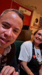 A Chris, simplesmente a rainha da casa! ✨ Se prepara que vem aí os  classificados mais disputados da vez! 🔥