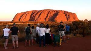 At 348 metres high, ulu r u is one of the world's largest monoliths, towering over the surrounding landscape and some 550 million years old. Internasional Australia Minta Google Hapus Foto Puncak Situs Suci Uluru