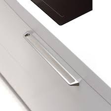 Meubles de cuisine, de salle de bain, placard la grande poignée ronde en chêne va apporter de la nouveauté à tous vos meubles ! Poignee De Meuble Cuisine Look Inox Aros Meuble Cuisine Poignee Meuble Poignee De Porte Cuisine