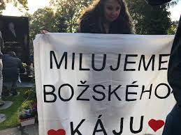 Rest in peace karel gott.date recorded: Danko Handrick On Twitter Ein Jahr Ohne Karel Gott Fur Uns Bleibt Er Fur Immer Jung So Seine Fans Schon Am Morgen Kommen Sie Zu Seinem Grab Tschechien Karelgott Https T Co Fkaktwecgn