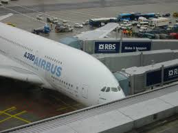 Die reisebank hält bis zu 100 sorten verfügbar, so dass sie hier auch kurzfristig die richtige währung für ihre nächste urlaubsreise erhalten. Datei Airbus A380 At Frankfurt Airport Jpg Wikipedia