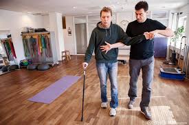 Etter et langt opphold i en sittestilling, intensiverer smerten. Helsearbeiderfag Vg2 Hjerneslag Ndla