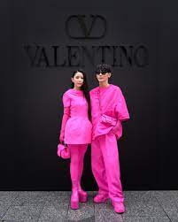 よしミチ全身“ショッキングピンク”コーデでインパクト抜群『ヴァレンティノ』2023年春夏コレクションショーに来場 |  有名人のファッション、着こなし、ブランドを紹介！ WHO WORE BEST