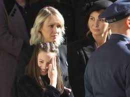 Ta trhala a trhá rekordy sledovanosti. Foto Necakane Gesto Gottovej Dcery Charlotte Smiech Pocas Pohrebu Topky Sk
