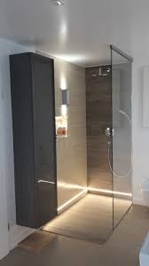Bei den jeweiligen komponenten ist eine große auswahl an möglichkeiten hinterlegt. Begehbare Dusche Mit Warmweissen Led Streifen Ip65 Im Unteren Wandbereich Und Slv Theo Up Down Out Walk In Shower Tile Walk In Shower Small Bathroom With Shower