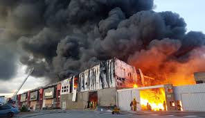 El cuerpo de bomberos de bogotá detalló que el accidente ocurrió en la calle 33 sur con carrera 24, sur de la capital. Incendio En Parque Industrial De Funza Deja Tres Heridos Bogota Caracol Radio