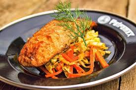 Saftiger Lachs Trifft Asiatisch Angehauchten Spitzkohl Ein Wahres Fest Fur Die Geschmacksknospen Heute Zum Futterfreitag Hat Uns Tra Food Turkey Meat