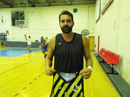 Στους ολυμπιακούς αγώνες του 2000 υπέστη κάταγμα στην κνημιαία ακρολοφία, με αποτέλεσμα να μείνει εκτός αγωνιστικής δράσης για δύο χρόνια. Eskase H Bomba Ston Arh Syroy O Makhs Nikolaidhs Cyclades24