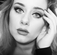 La estrella británica #Adele ya tiene una 'gemela'. Se trata de Ellinor  Hellborg, una sueca de 22 años que ha causado conmoción en las redes  sociales por el parecido con la cantante.