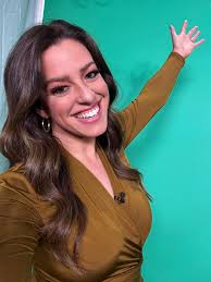 If you didn't know, we stand in front of a big neon green wall to show you  the weather! So, if we wear green we'll turn invisible 🙅🏻‍♀️ Here's why:  The camera