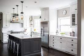 This contemporary kitchen has a white island and a dark brown polished solid surface counter top. Pin On Casa