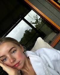 Ellie Wells's Instagram, Twitter & Facebook