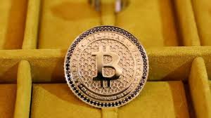 Reihe von bitcoinminer auf kabelgebundene regale eingerichtet. Bitcoin Server Mining Home Fragrances