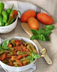 I friggitelli o friarielli sono un ingrediente tipico della cucina campana, molto semplice da cucinare. Friggitelli In Padella Con Pomodori E Basilico Idee In Pasta