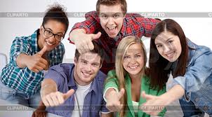 Descarga maravillosas imágenes gratuitas sobre estudiantes felices. Grupo De Estudiantes Felices Que Muestran Los Pulgares Para Arriba Foto De Alta Resolucion Cliparto
