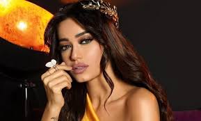 رياض محرز من مواليد مدينة ساركلاس الفرنسية بدأ مسيرته الكروية فى أندية صغيرة بالمدينة وفى سنة 2009 لعب مع أواسط نادي كويمبر بمدينته حيث شارك فى 27 لقاء وسجل. Ar Pbg6qvbk8am