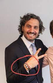 Estamos viendo de vacunar al presidente para desmitificar. Merry Levov On Twitter Me Interpelan Las Pulseras De Santiago Cafiero