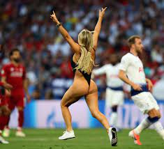 Последние твиты от uefa champions league (@championsleague). Champions League Final Streaker Trapped In Naked Quarantine With Demi Rose Daily Star