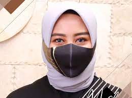 Dalam halaman ini adalah 10 foto cewek2 cantik lucu berhijab yang akan bikin cowok baper ketika melihat. Tips Pakai Masker Untuk Perempuan Berhijab Ala Desainer Ini