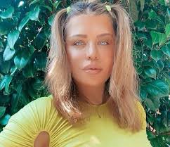 Loredana groza, born 10th of june, 1970 in onesti, romania) is considered, by and large, the most succesful, extravagant and charismatic female … read more. Loredana Groza Cu Sanii Pe AfarÄƒ Pe Internet CantÄƒreaÈ›a A Etalat Cel Mai Obraznic Decolteu EÈ™i FocoasÄƒ RÄƒu Foto Spynews Ro