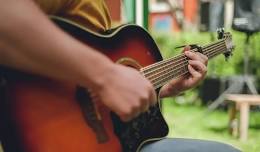 Tunes & Blooms – 3 Men and a Banjo