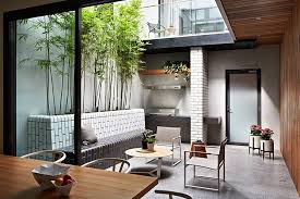 Une Maison En Longueur Patio Contemporain Motif De Cuisine En Plein Air Patios