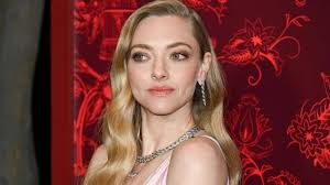 Amanda Seyfried: "Ang ganda ng ideya ng sosyalismo, at alam kong hindi ito  gumagana nang perpekto, o na naiintindihan ng mga tao kung ano talaga ang  ibig sabihin ng salita. Para sa